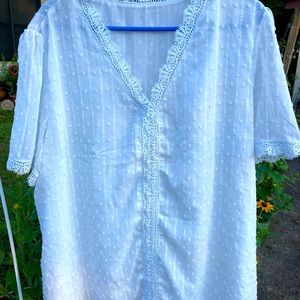 White lined blouse w/texture and lace edges